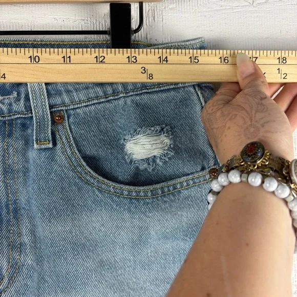 Levi's Blue Jean Mini Skirt Casual Raw Hem A-Line Size 30 Light / Medium Wash - Picture 10 of 12